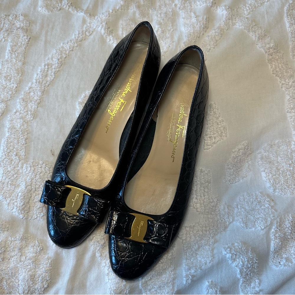 Salvatore Ferragamo Crocodile Embossed Vara Pumps BLK